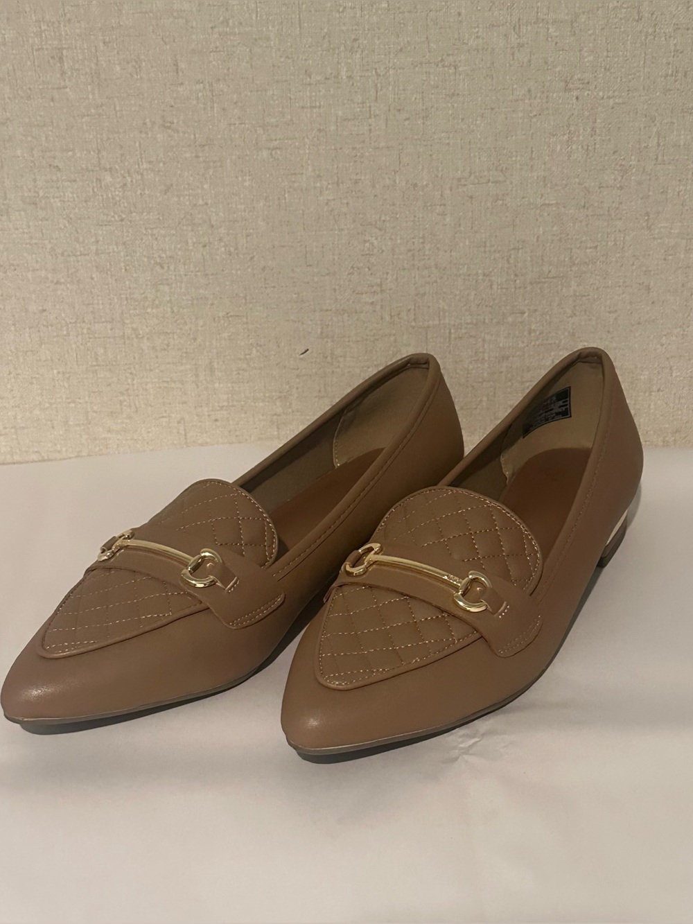 Jones New York Size 9 Quilted Pointed-Toe Loafer in Tan with Gold Accent